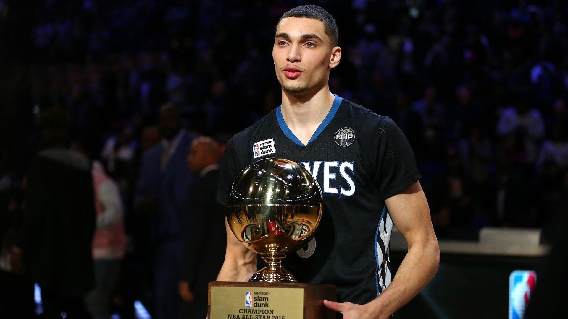 传奇球星再次闪耀赛场，引发狂热，传奇球员什么意思